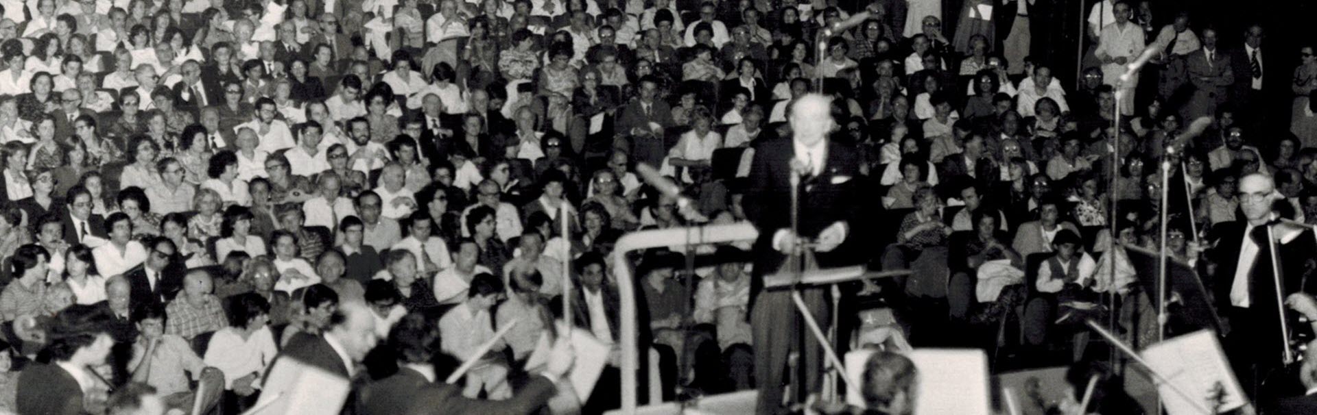 Molinari Pradelli e il pubblico al Teatro Margherita al Premio Paganini del 1980