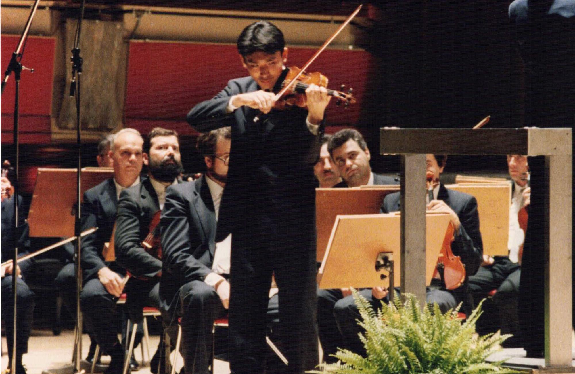 Eijin Nimura in concerto all'edizione del 1989 (6° premio ex aequo)