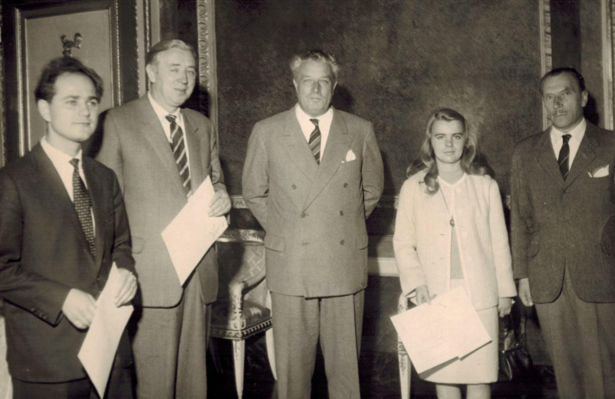 Luigi Cortese con giurati e candidati al Premio Paganini 1959