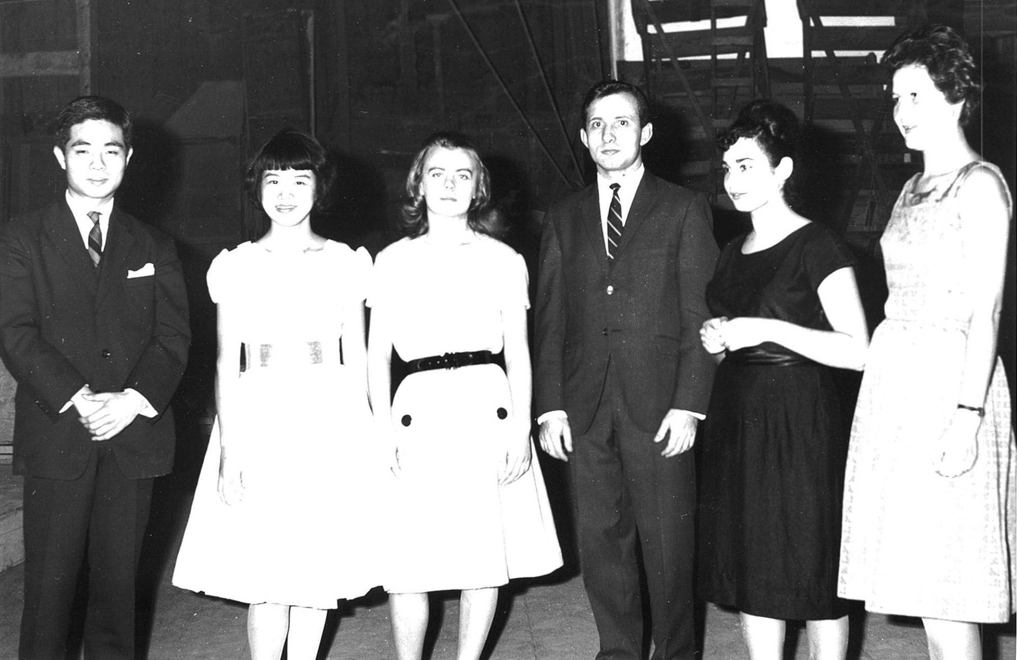 Maryvonne Le Dizes, Etsuko Hirose, Marylin Dubow con i finalisti del Premio Paganini 1962