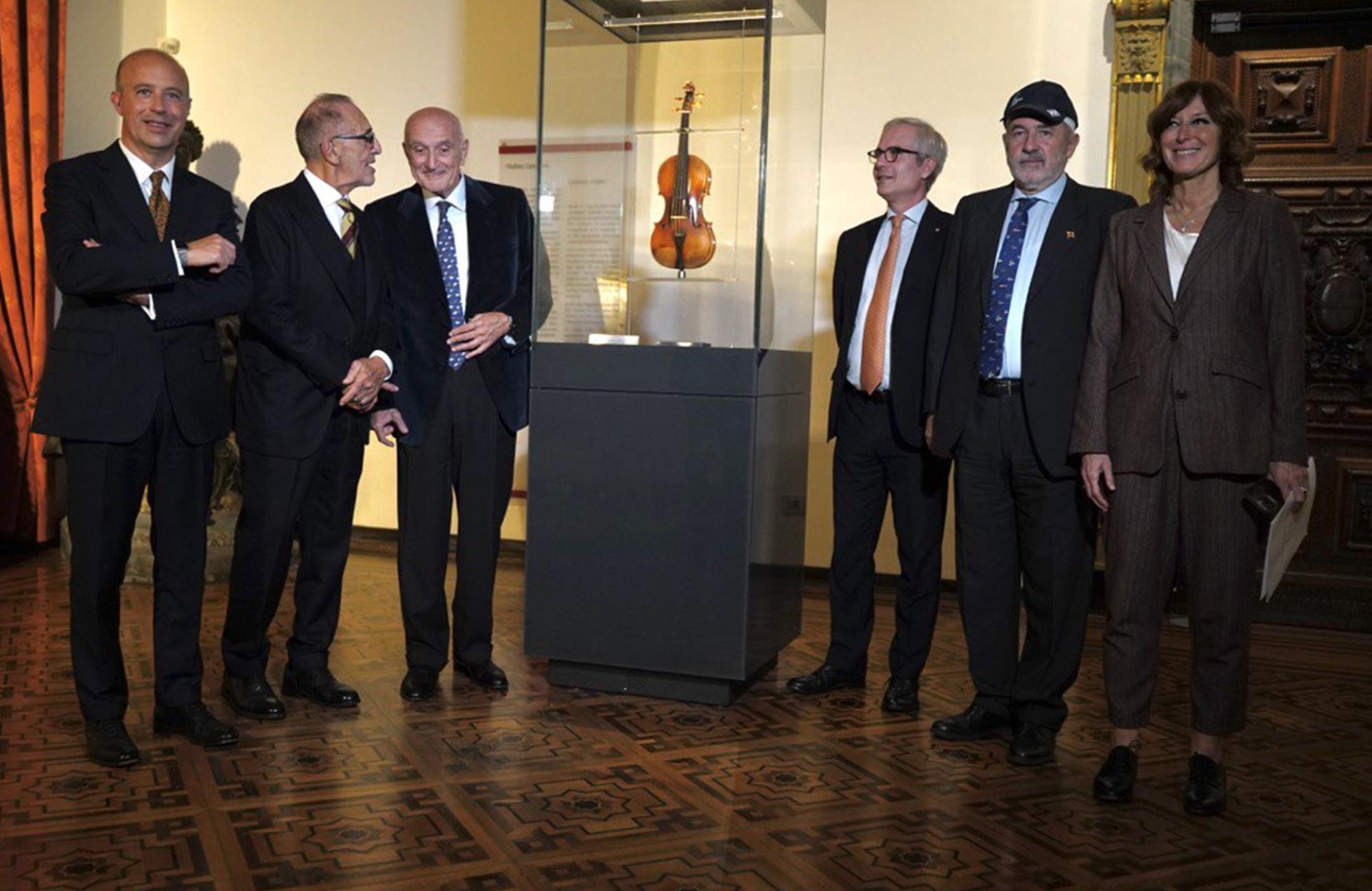 Foto di gruppo con il "Cannone" e il Maestro Accardo, presidente della giuria della 57^ edizione 