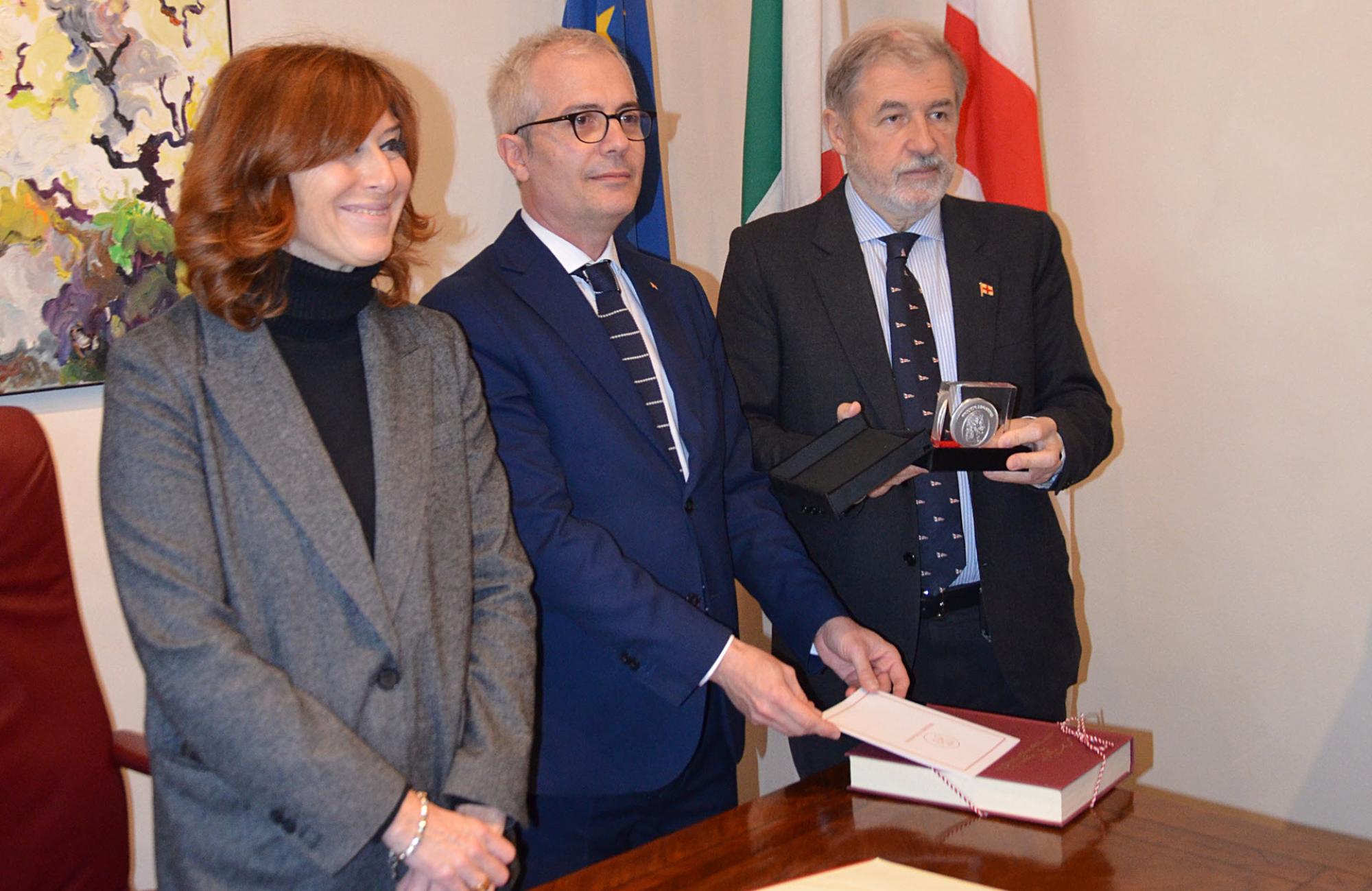 Il Sindaco Marco Bucci con il Presidente del Premio Giovanni Panebianco e il Consigliere delegato Barbara Grosso