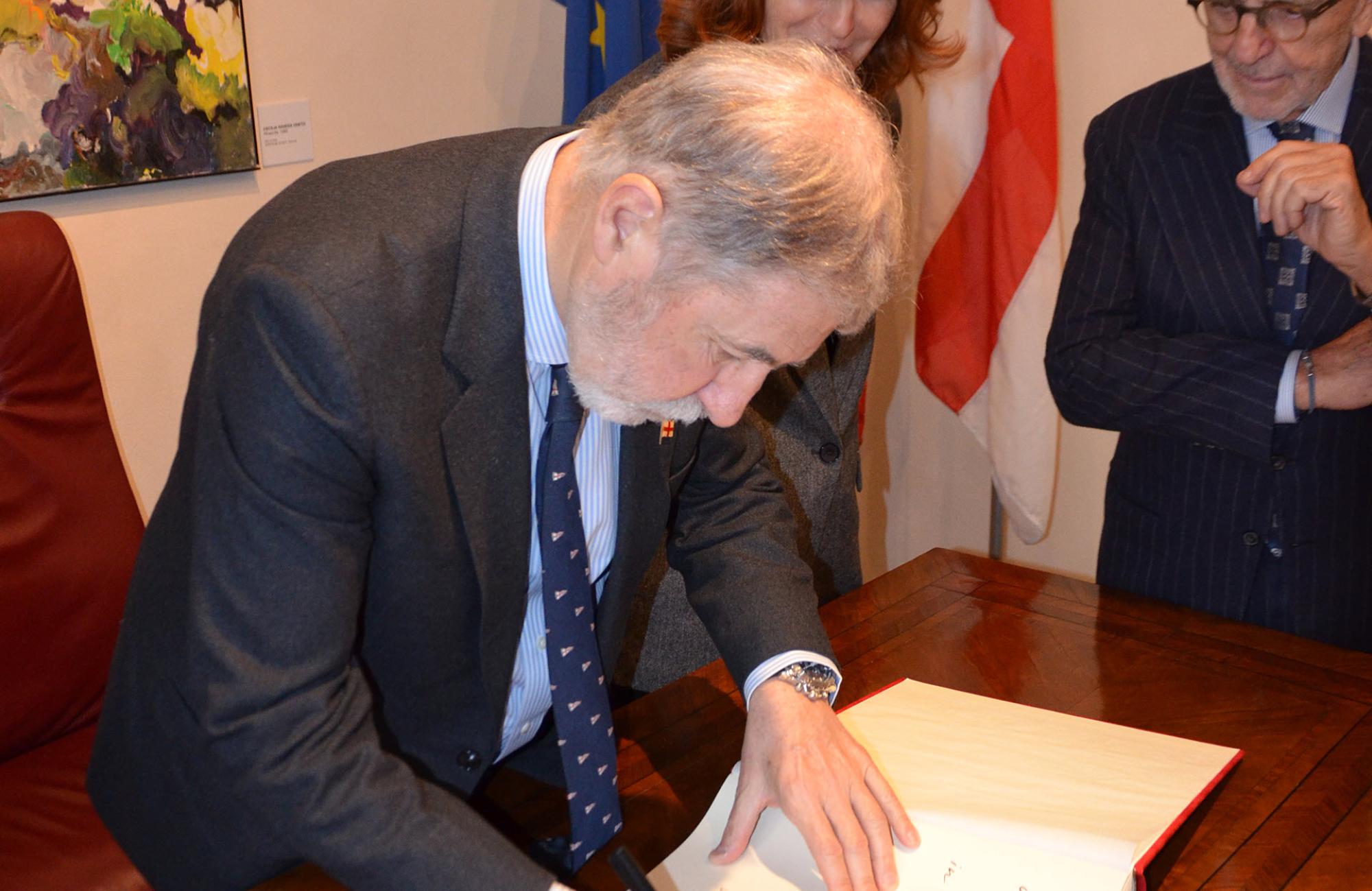 Il Sindaco Bucci firma il Libro d'Onore del Premio Paganini