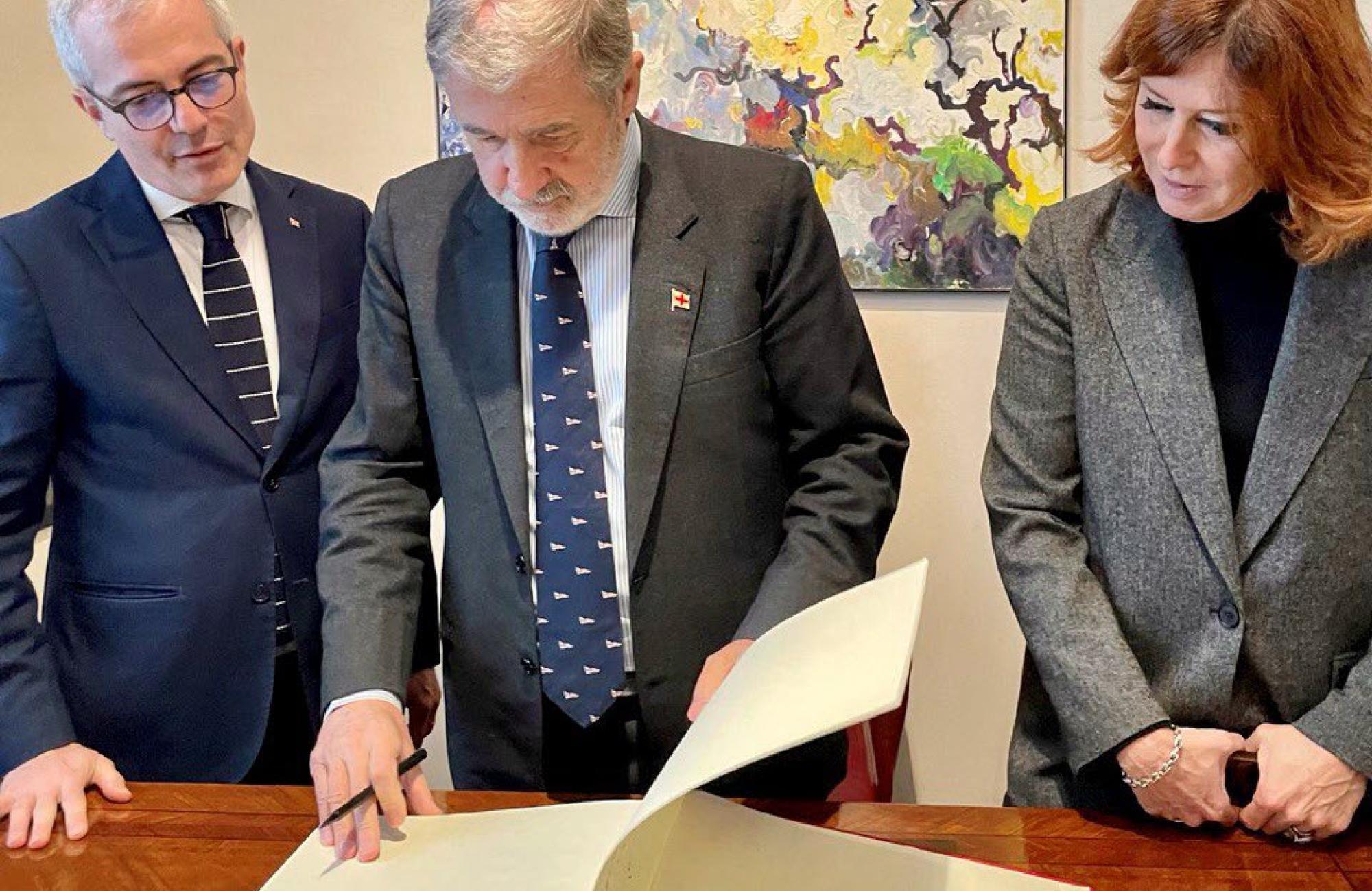 Il Sindaco Bucci firma il Libro d'Onore del Premio Paganini