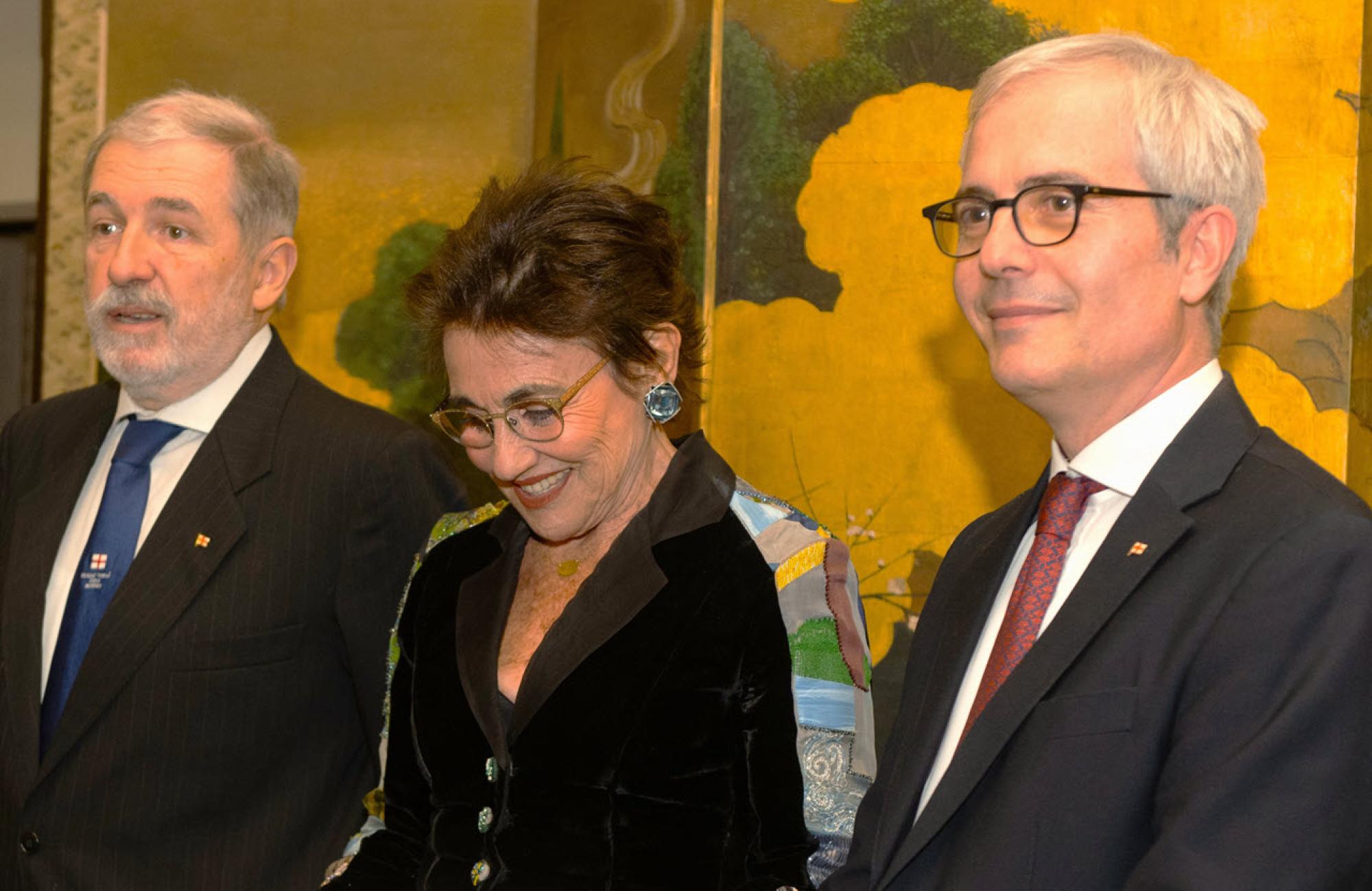 Il Sindaco Bucci con il Presidente del Premio e Martine Orsini, componente del Comitato