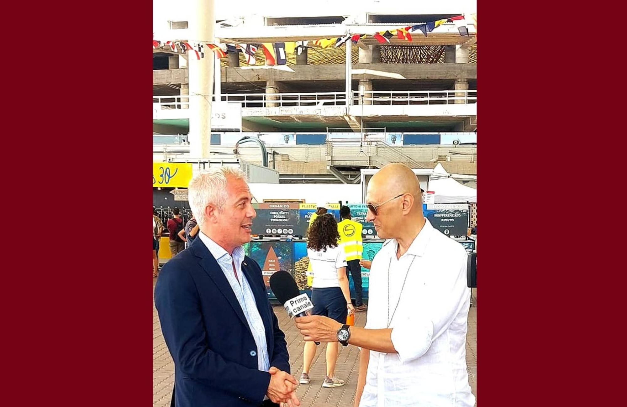 Franco Nativo intervista il Presidente del Premio Giovanni Panebianco nel corso di una diretta di Primo Canale a pochi minuti dall'arrivo di Ocean Race a Genova il 27 giugno