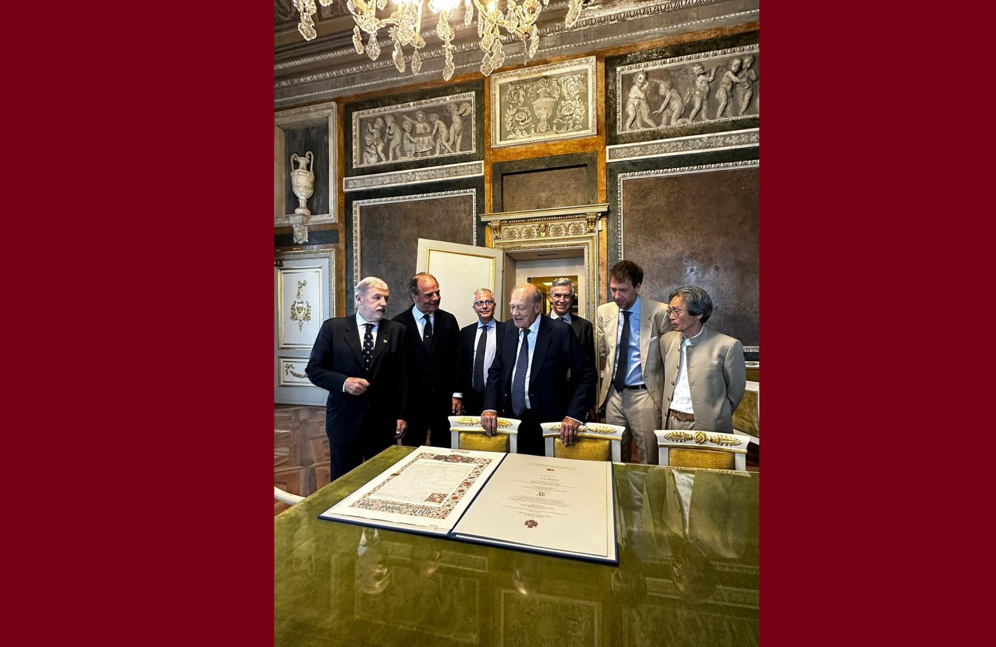 Il Sindaco Marco Bucci con Carlo Clavarino, Giovanni Panebianco, Amyn Aga Khan, Giacomo Cattaneo Adorno, Jos Bendinelli Negrone, Yasunori Gunji