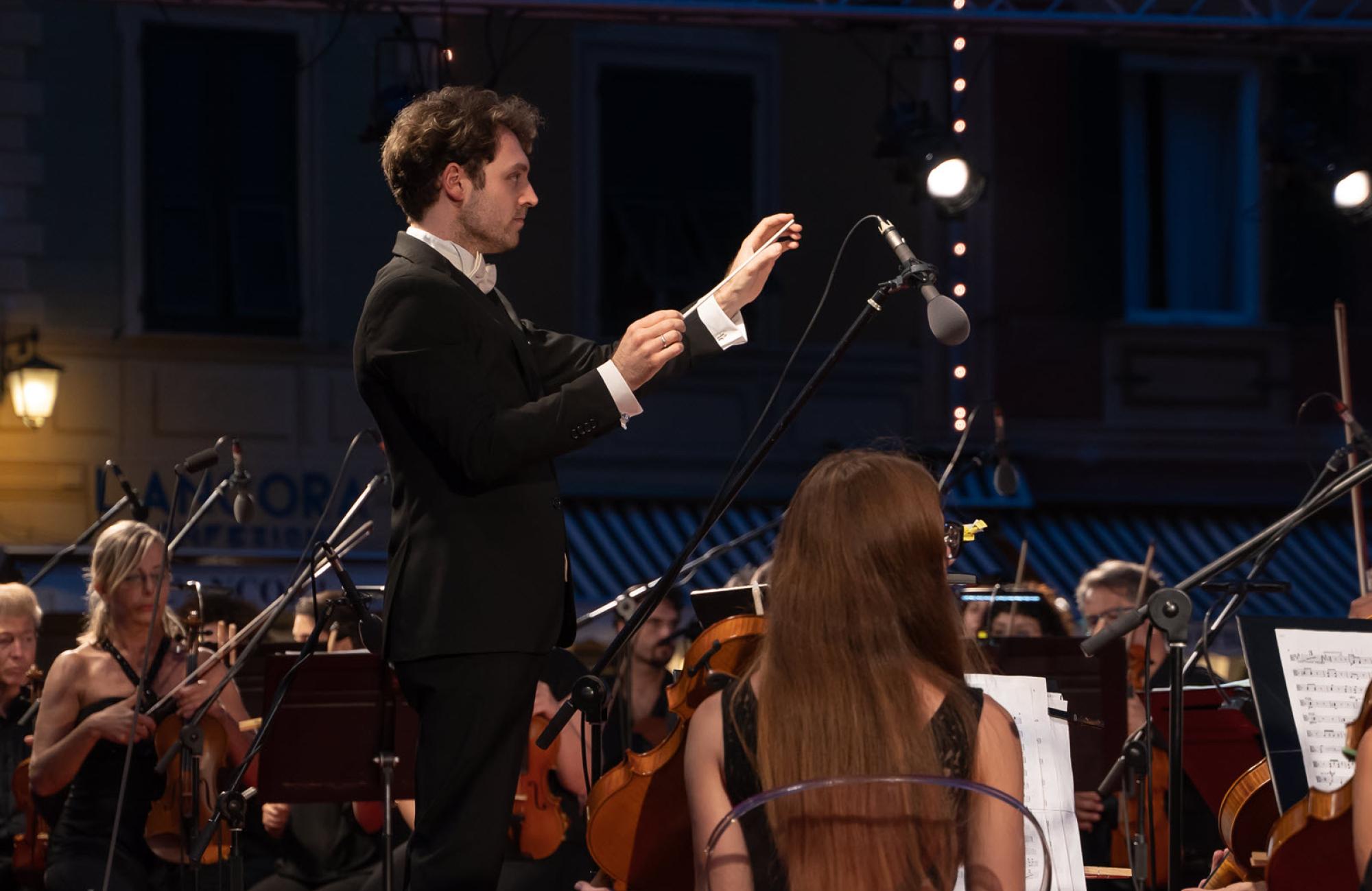 Il Maestro Alessandro Bonato dirige l'Orchestra del Teatro Carlo Felice