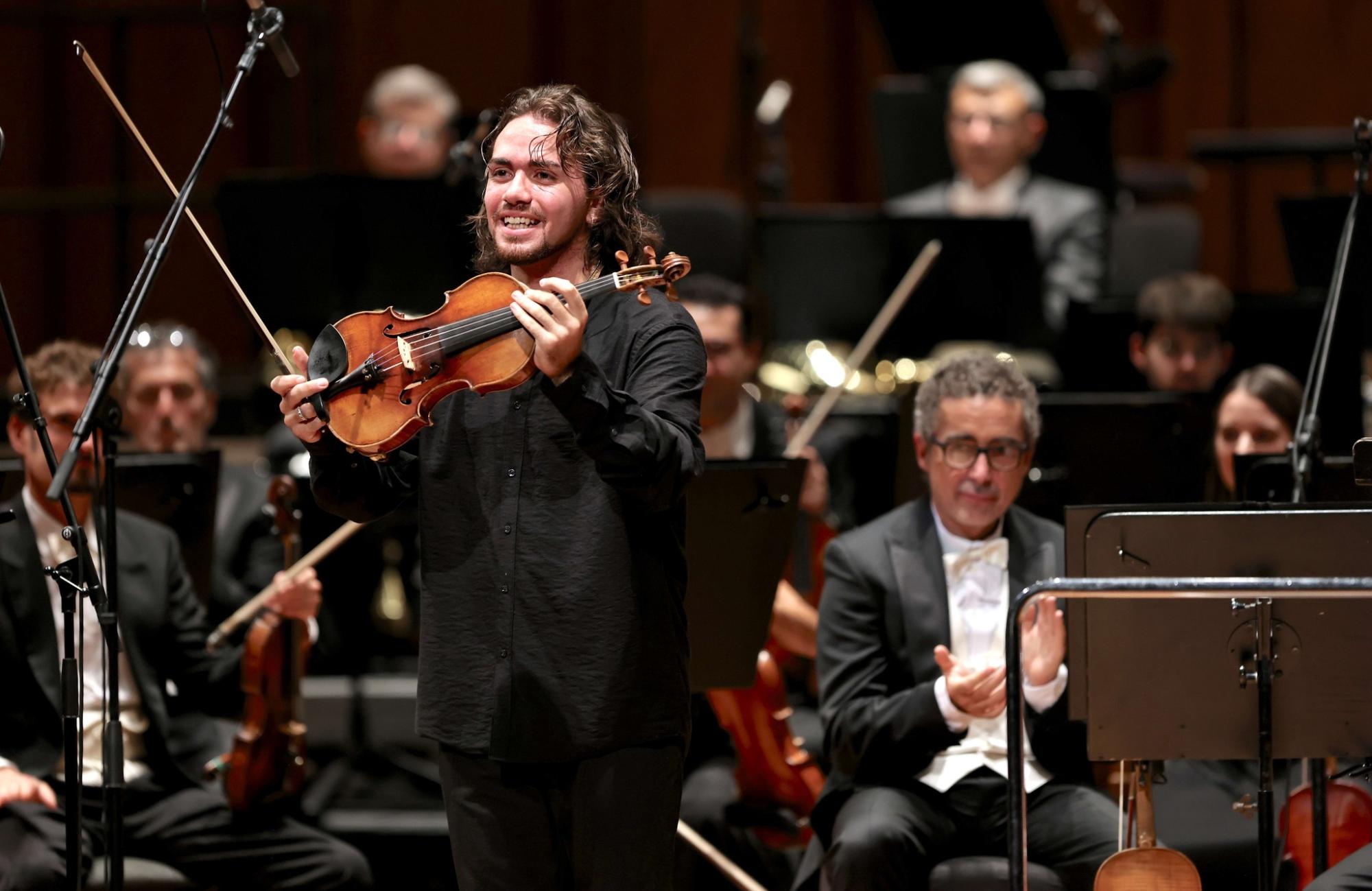 Giuseppe Gibboni con il violino "Cannone"