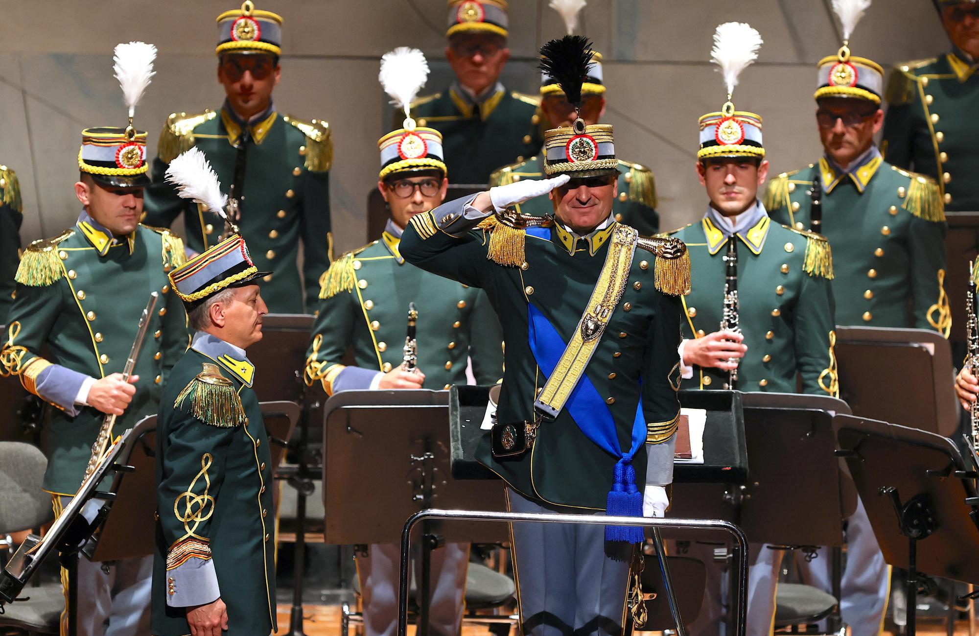 Il saluto della Banda musicale della Guardia di Finanza al termine del concerto al Teatro Carlo Felice