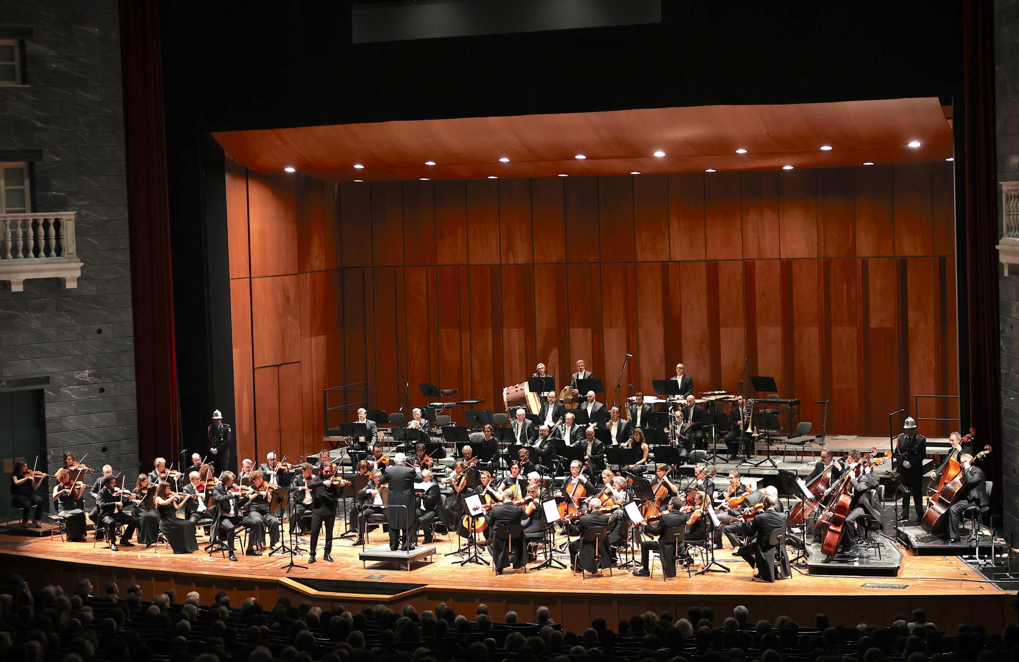 L'Orchestra del Teatro Carlo Felice diretta dal Maestro Renzetti con Giuseppe Gibboni