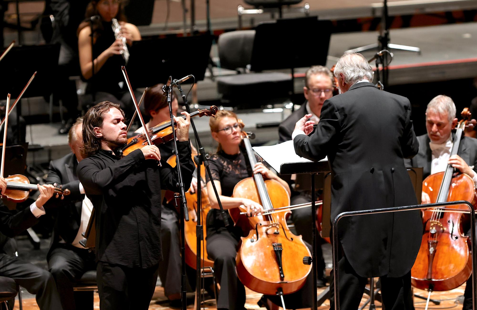 Gisueppe Gibboni e i violoncelli del Teatro Carlo Felice il 5 ottobre 2022