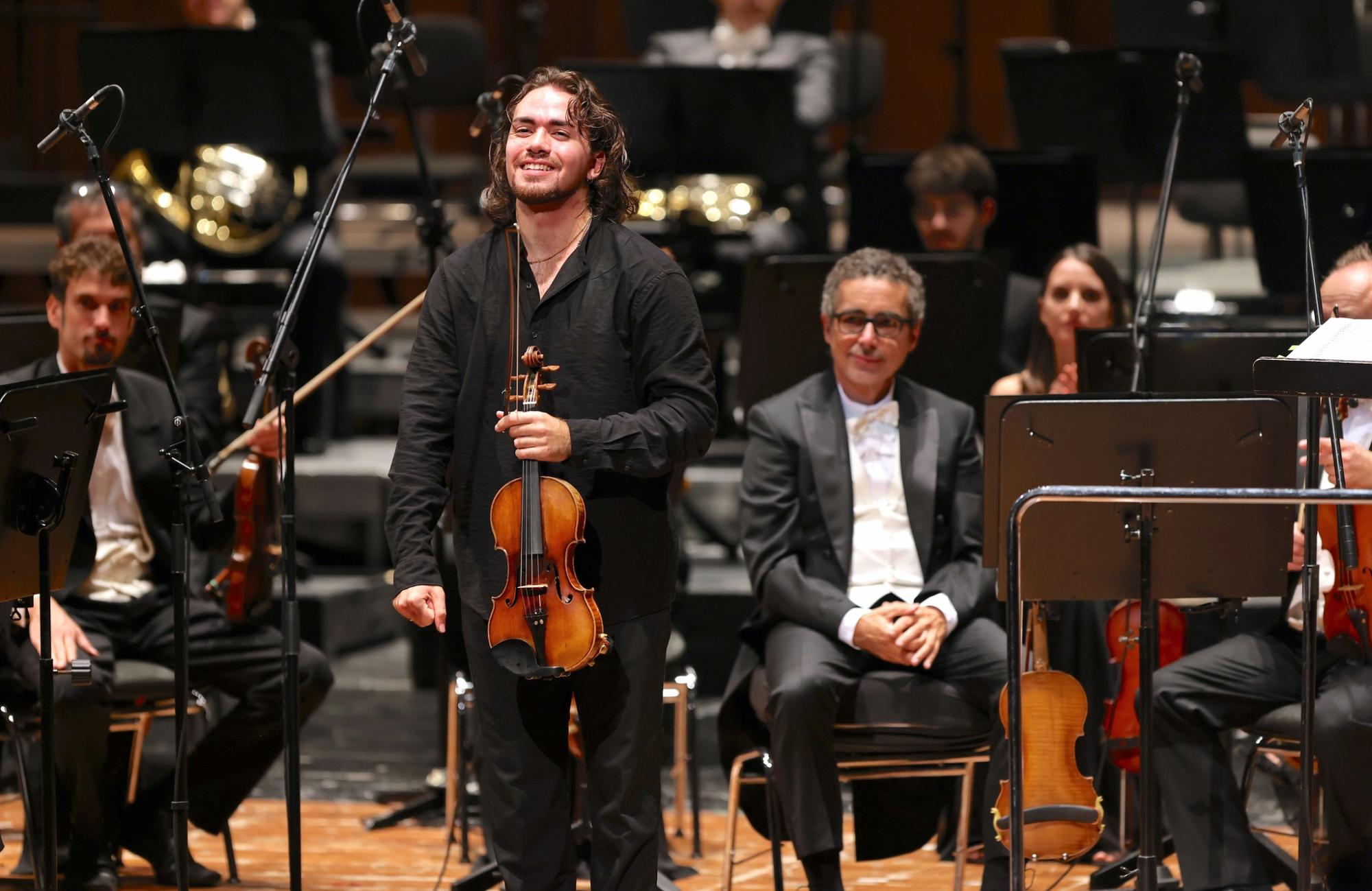 Giuseppe Gibboni saluta il pubblico alla fine del Concerto del 5 ottobre 2022