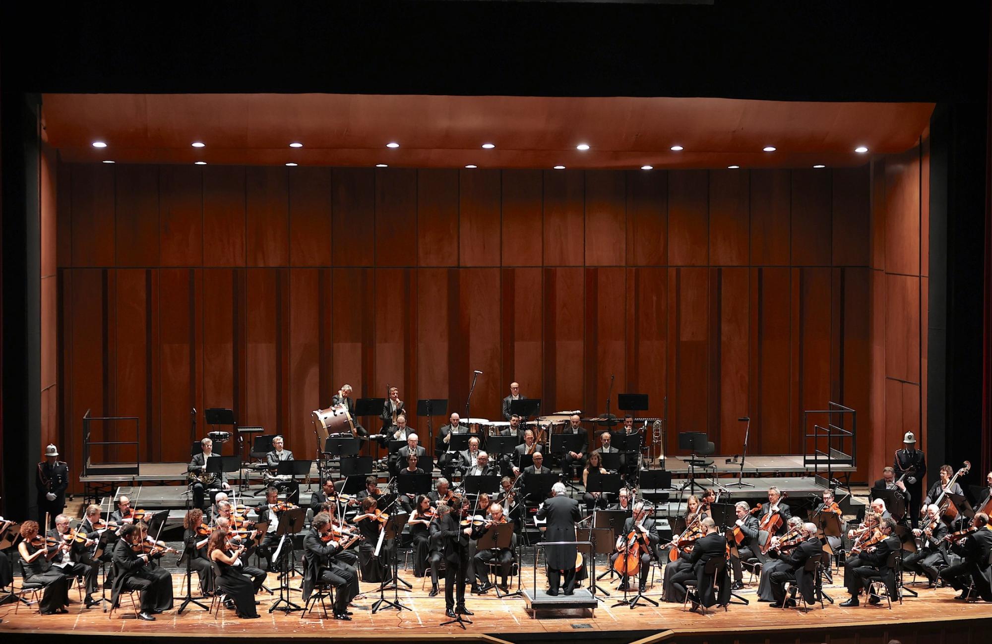 Giuseppe Gibboni e l'Orchestra del Carlo Felice durante il concerto di ottobre 2022 