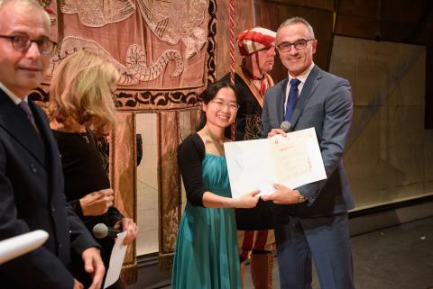 Avv. Maurizio Rogora consegna il premio alla memoria del maestro Ruminelli a Jingzhi Zhang