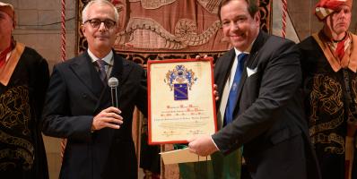 Enrico De Barieri consegna l'attestato di membro d'onore dell'Istituto del Nastro Azzurro al Presidente del Premio Paganini, Giovanni Panebianco