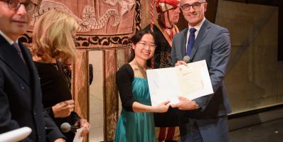 Avv. Maurizio Rogora consegna il premio alla memoria del maestro Ruminelli a Jingzhi Zhang